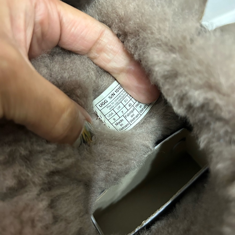 Gently Worn Ugg, Excellent Condition - image 4